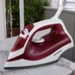 Hausberg HB-7850RS vasaló, 2000W, kerámia bevonatú acéltalp, 150 ml-es víztartály, Piros-Fehér